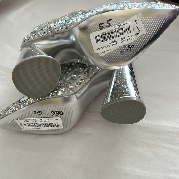 Steve Madden
Vayle Rhinestone Embellished Pointed Toe Booties - Picture 16 of 16